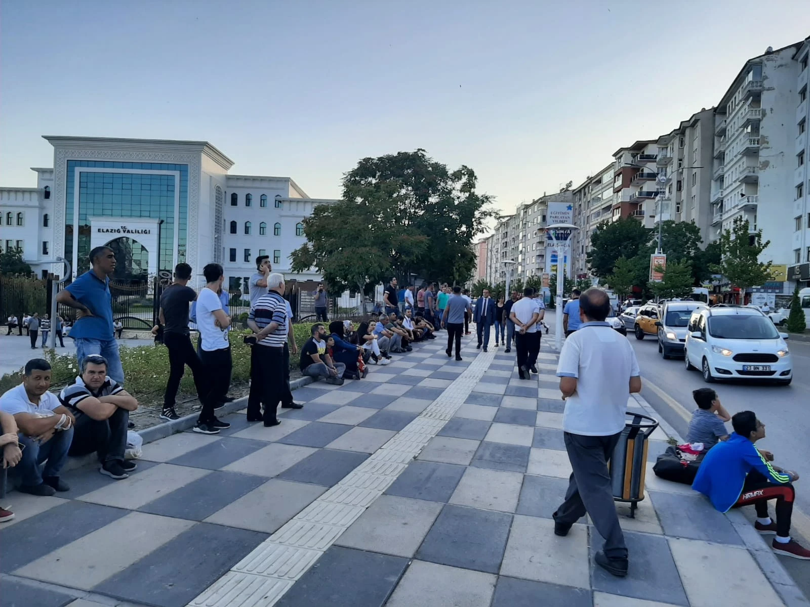 Elazığ'da 12 katlı binada intihara teşebbüs